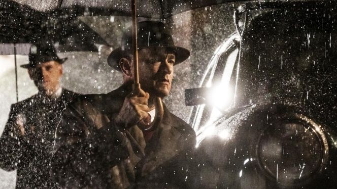 Steven Spielberg's movie - based on the real-life story of James Donovan - takes an entirely different approach to the well-known spy formula. True: James Donovan was not a spy himself.